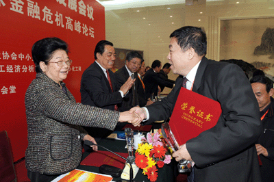 人大常委會(huì)副委員長(zhǎng)，全國(guó)婦聯(lián)主席：顧秀蓮為我司董事長(zhǎng)、總經(jīng)理：黃毅頒獎(jiǎng)